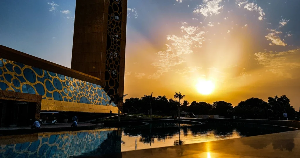 Dubai Frame (DUBAI) Výhled na Historii i Budoucnost – Kompletní Průvodce Dubai Frame západ slunce