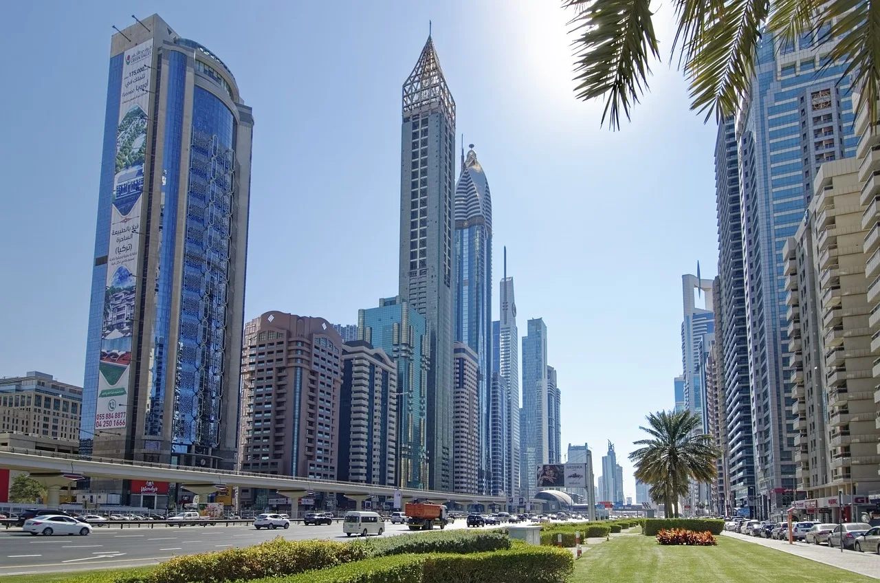 Al Barsha v Dubaji: Dostupná Čtvrť u Mall of the Emirates Sheikh Zayed Road procházející kolem mrakodrapů v okolí Al Barshy