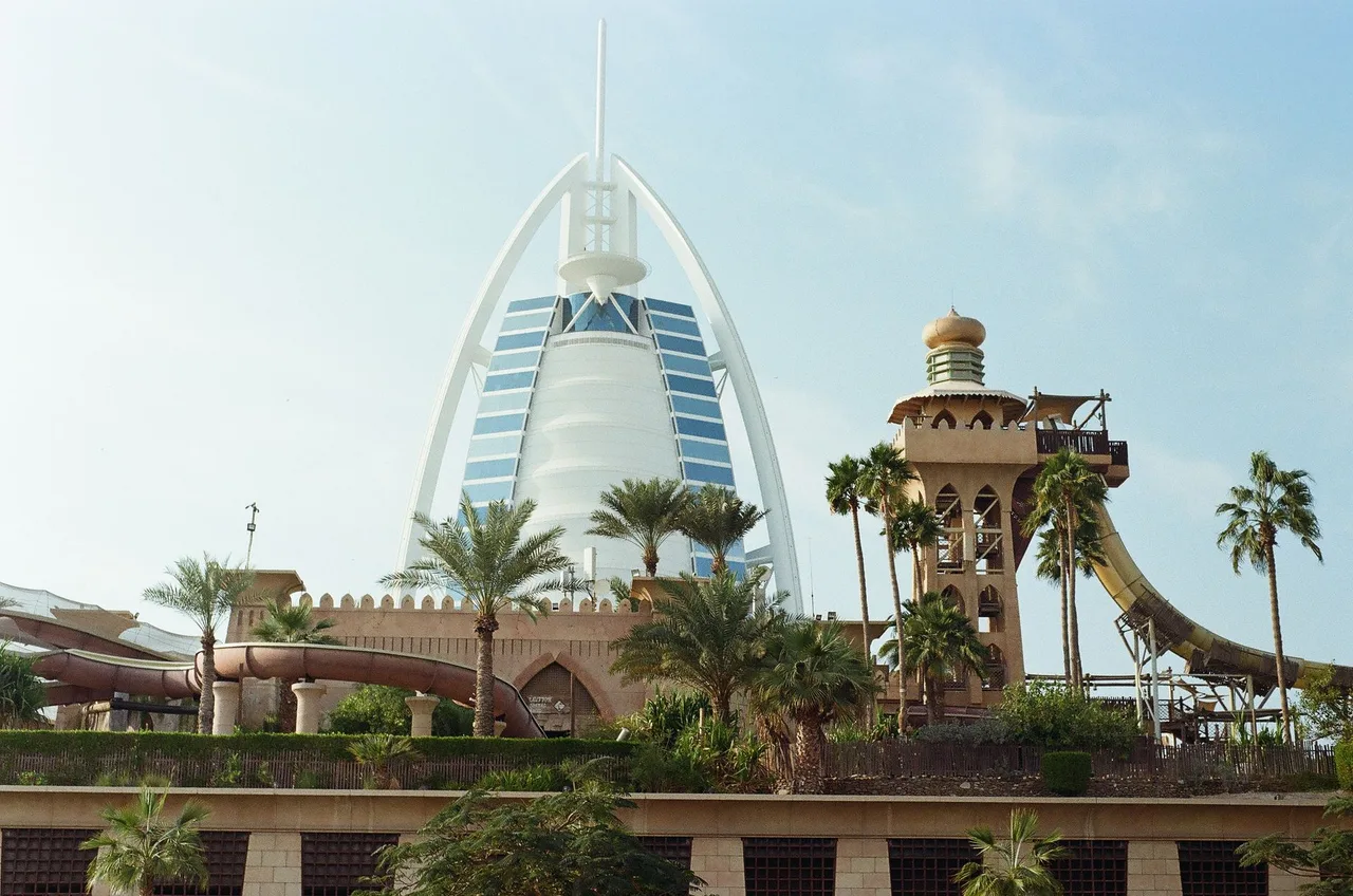 Aquaventure vs Wild Wadi: Srovnání Aquaparků v Dubaji Vodní skluzavky Wild Wadi Waterpark s výhledem na hotel Burj Al Arab