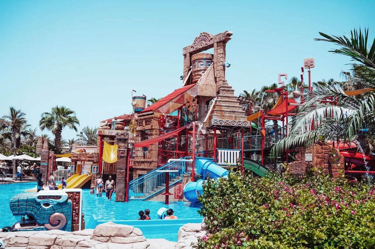 Aquaventure vs Wild Wadi: Srovnání Aquaparků v Dubaji Barevné vodní atrakce a skluzavky v jednom z dubajských aquaparků