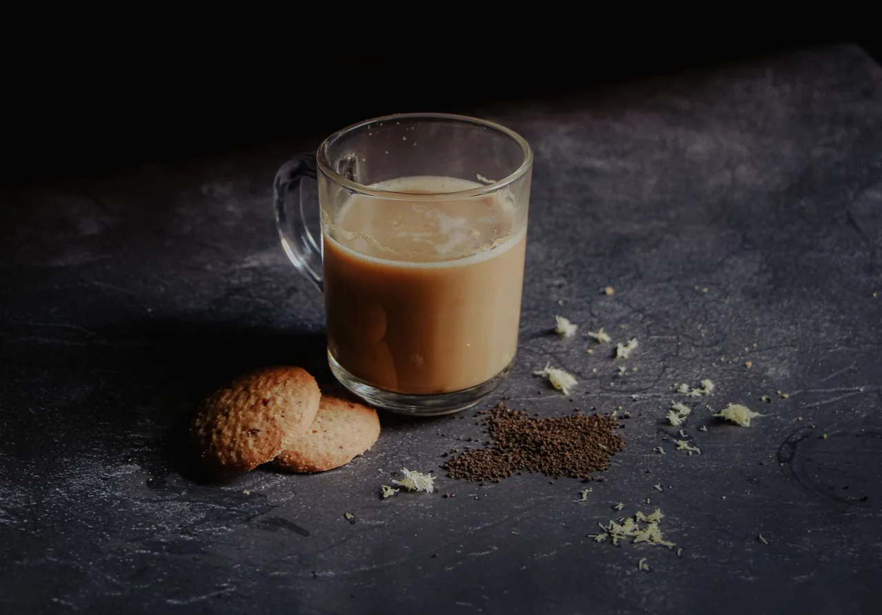 Šálek mléčného kořeněného čaje karak chai s biskvity