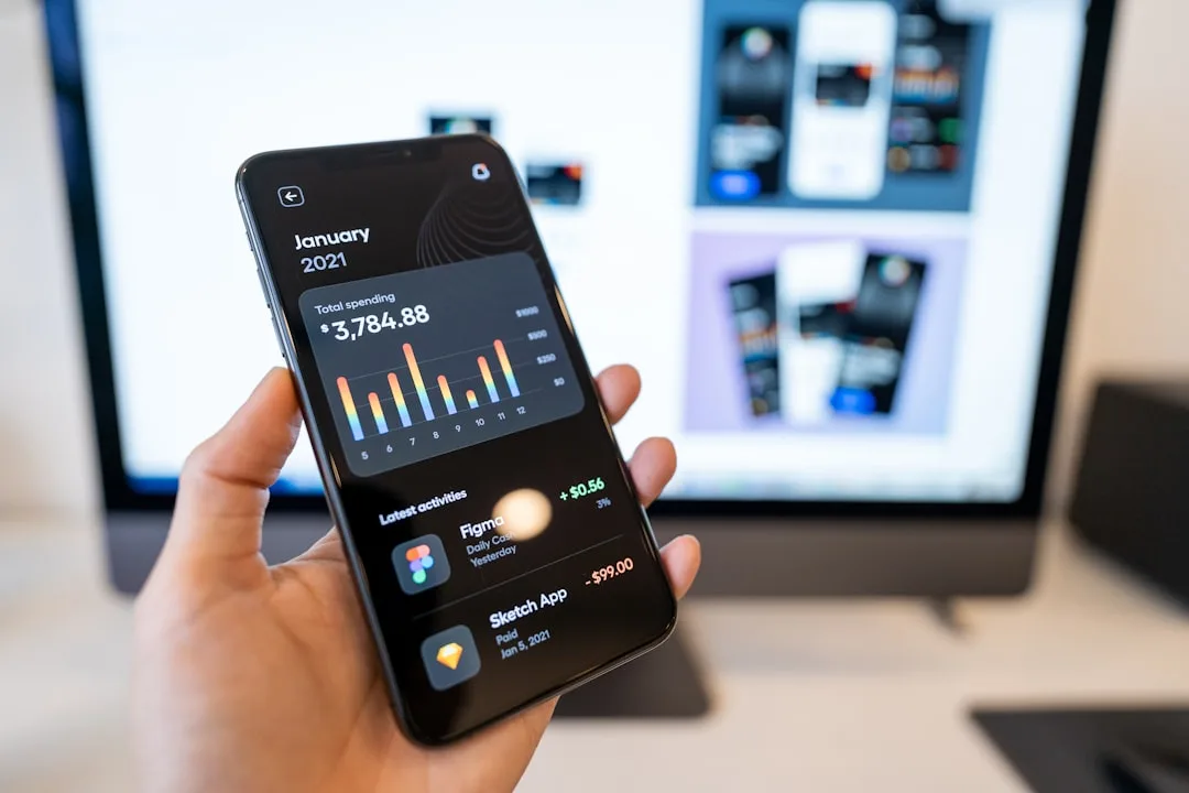 Bankovní Účet v Dubaji: Jak Ho Založit Jako Cizinec Muž drží chytrý telefon s otevřenou aplikací mobilního bankovnictví