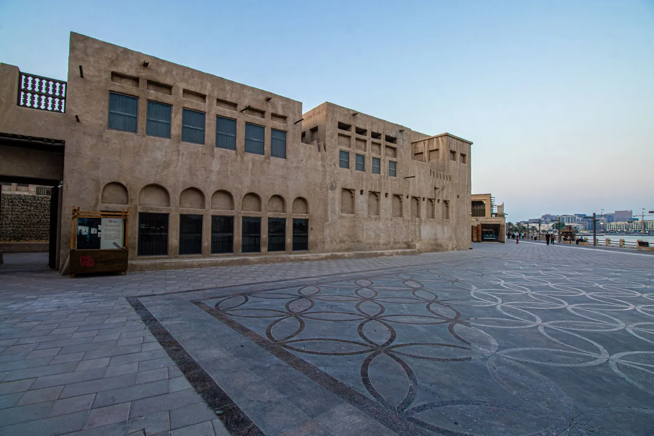 Bur Dubai: Historické Srdce Staré Dubaje Ranní pohled na historickou zástavbu čtvrti Al Fahidi s tichými uličkami