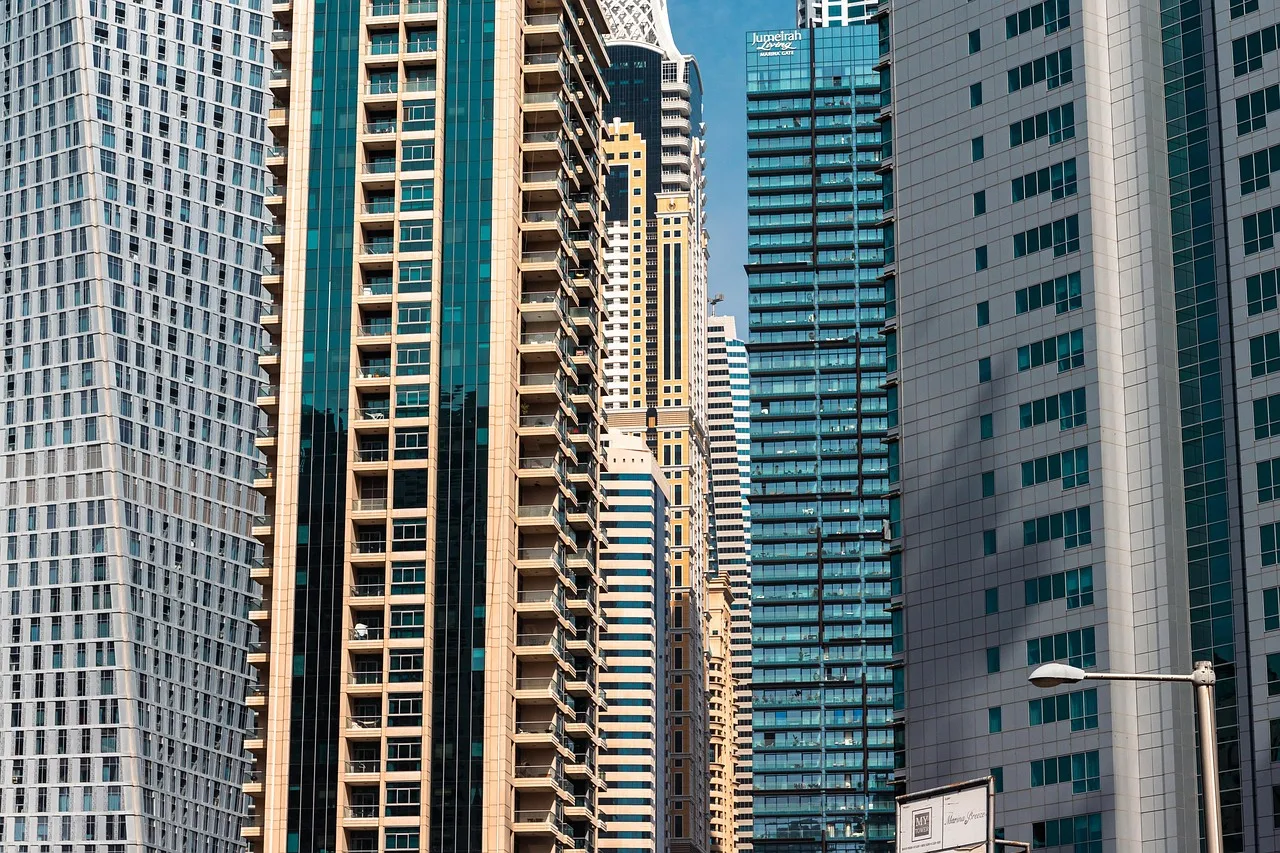 Hustá zástavba skleněných mrakodrapů typická pro čtvrť Business Bay v Dubaji