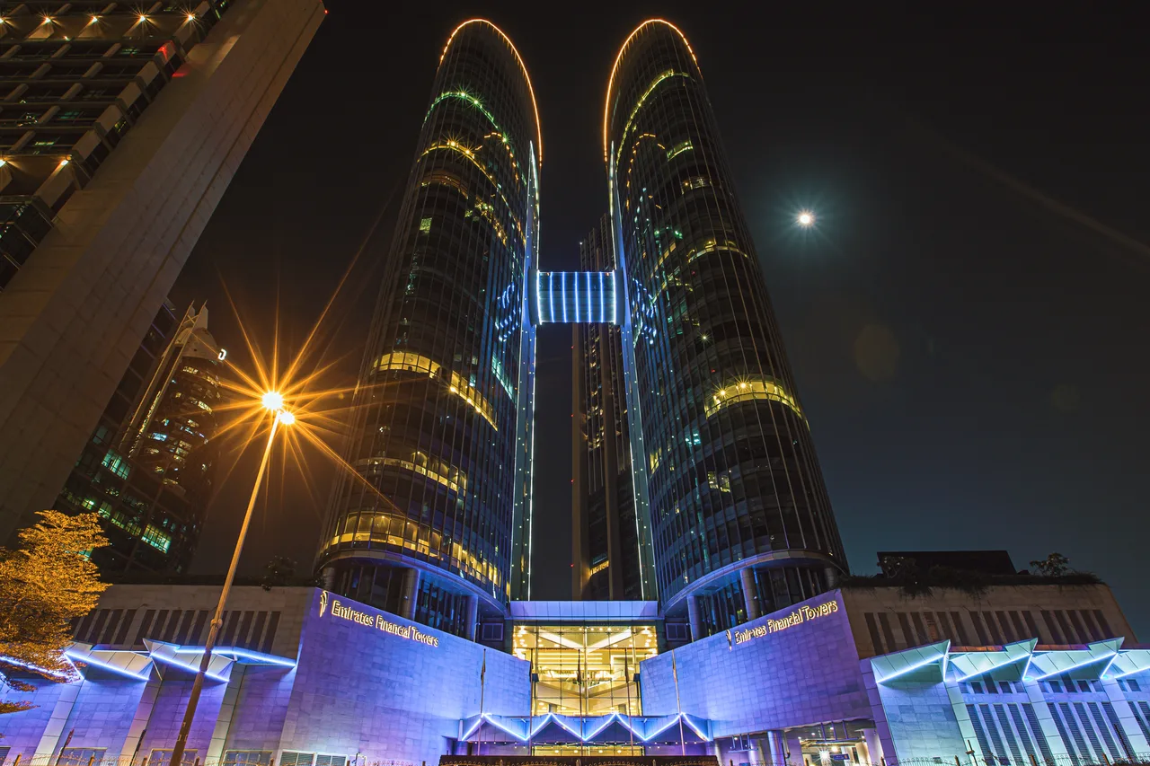 Noční pohled na osvětlené Emirates Financial Towers v obchodní čtvrti Dubaje