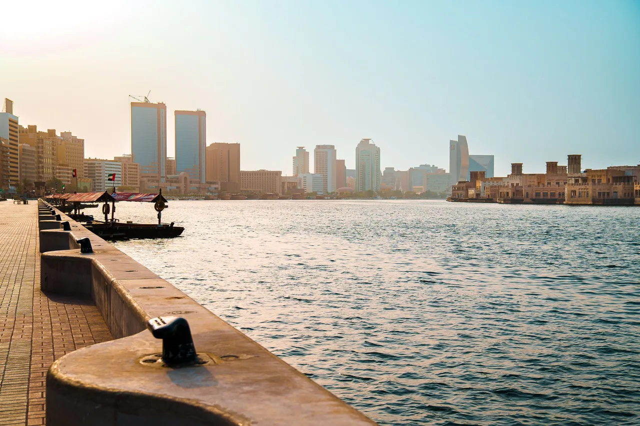 Dubai Creek Harbour: Nová Čtvrť u Vody a Nejvyšší Věž Dubaje Promenáda podél Dubai Creek s výhledem na skyline a tradiční loď na hladině