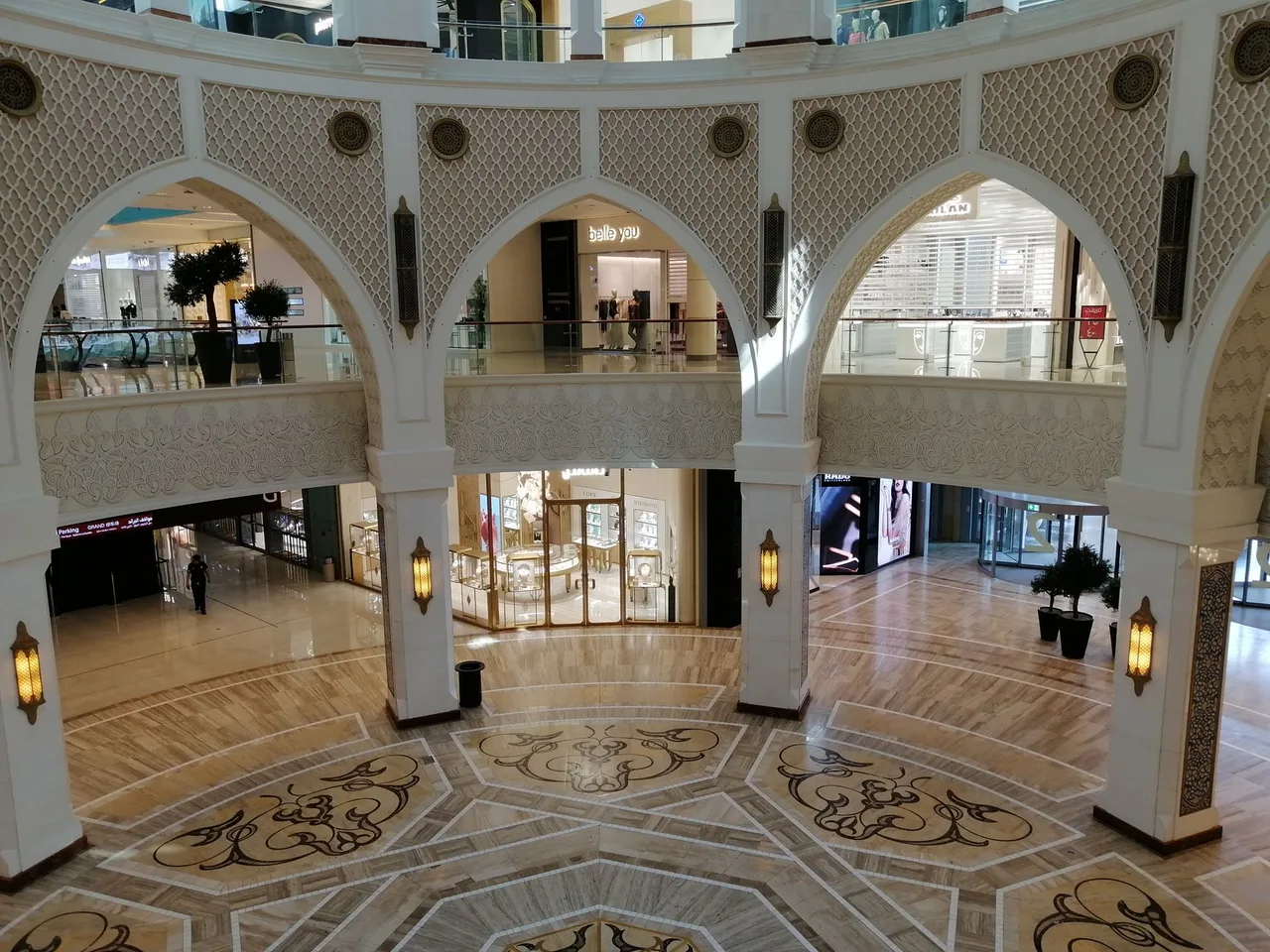 Honosná vstupní hala Dubai Mall se zdobenými arabskými oblouky a obchody
