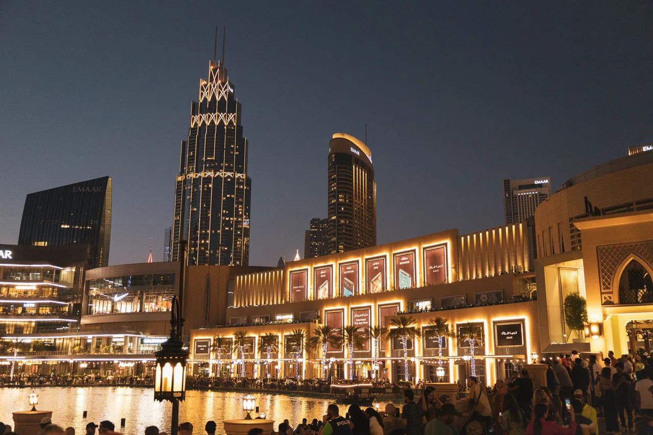 Osvětlené mrakodrapy a rušný noční život v Downtown Dubai u Dubai Mall