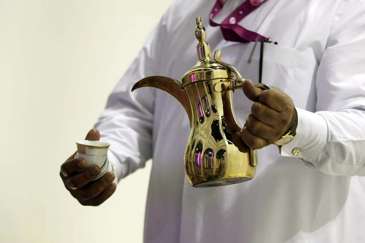 Emirátská kuchyně: Co ochutnat v Dubaji a kde Muž v tradiční kanduře servíruje arabskou kávu gahwa z konvičky dallah do malého šálku