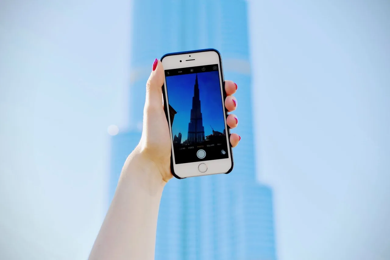 Turistka fotí siluetu Burj Khalifa na mobilní telefon