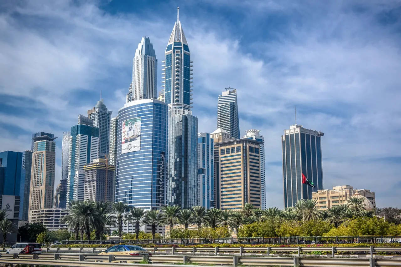 Mrakodrapy podél Sheikh Zayed Road v obchodní čtvrti Dubaje