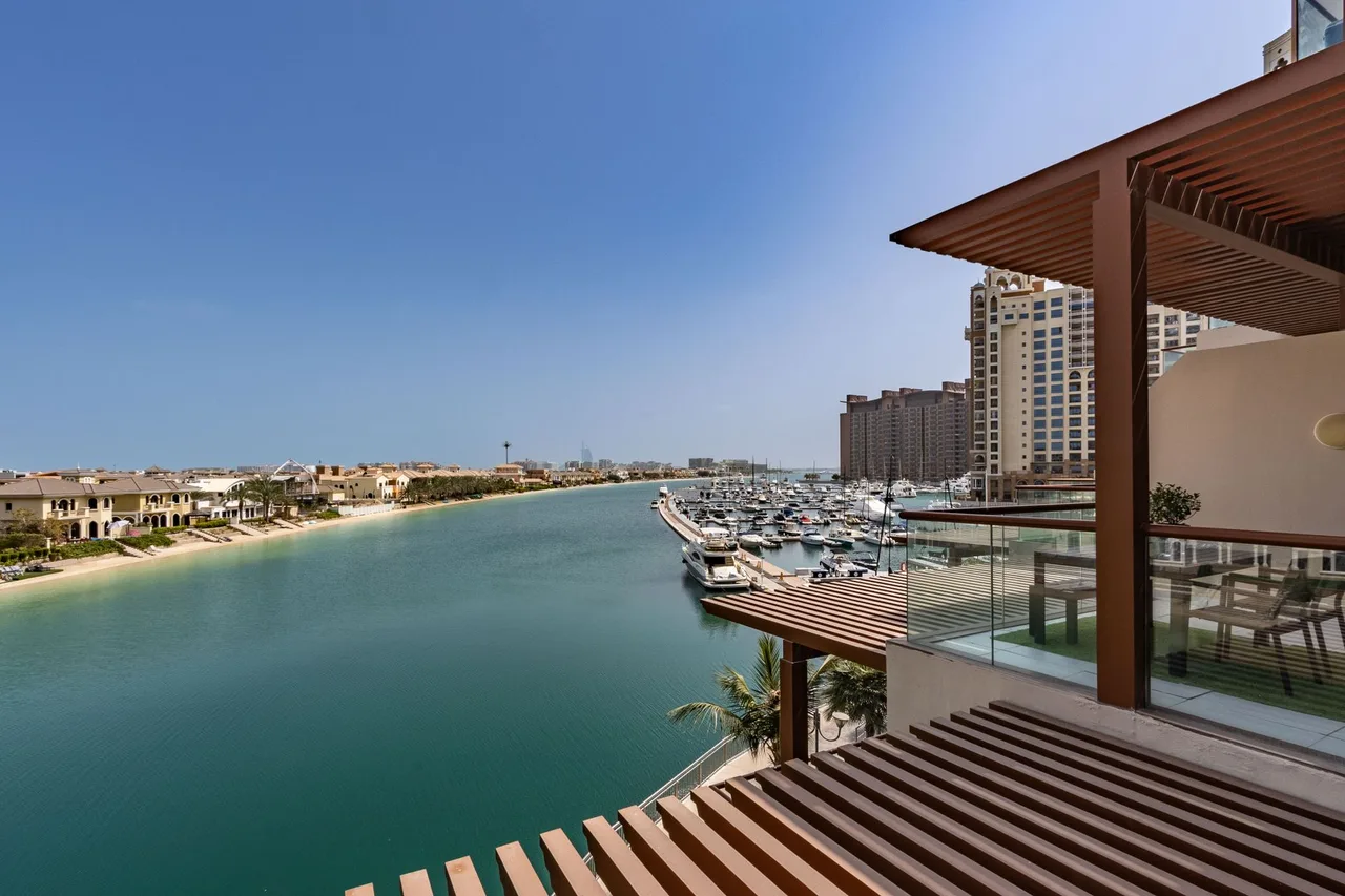 Hypotéka v Dubaji: Financování Nemovitosti pro Cizince Výhled na marinu a rezidenční budovy na Palm Jumeirah v Dubaji
