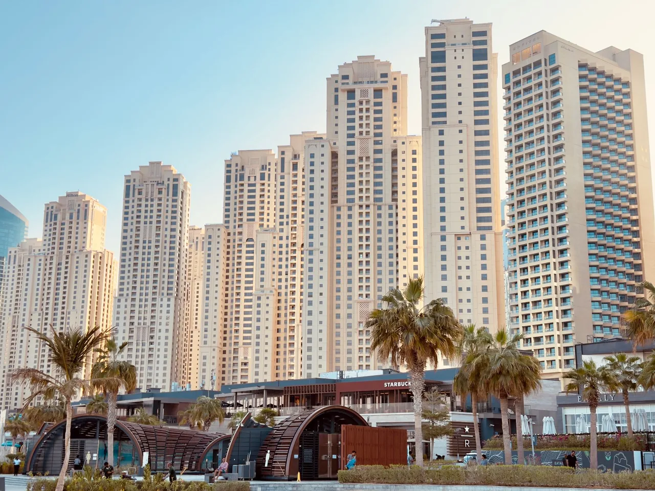 Obytné věže JBR a promenáda The Walk s obchody a palmami