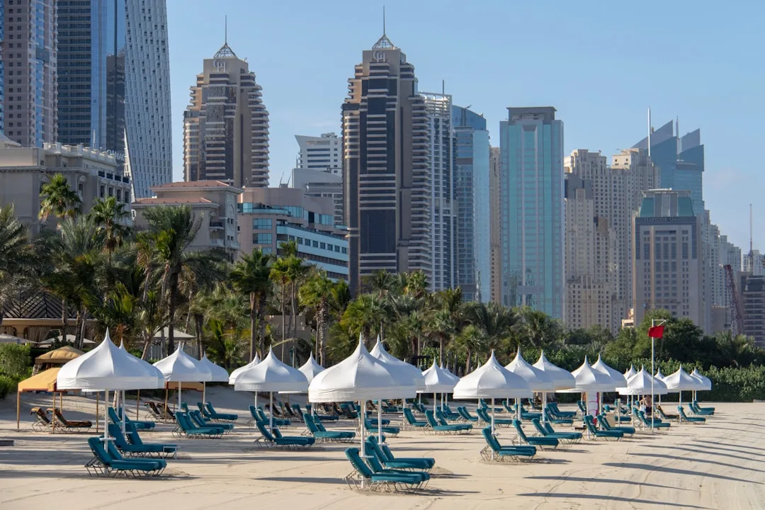 Lehátka a slunečníky na pláži The Beach v JBR pod mrakodrapy