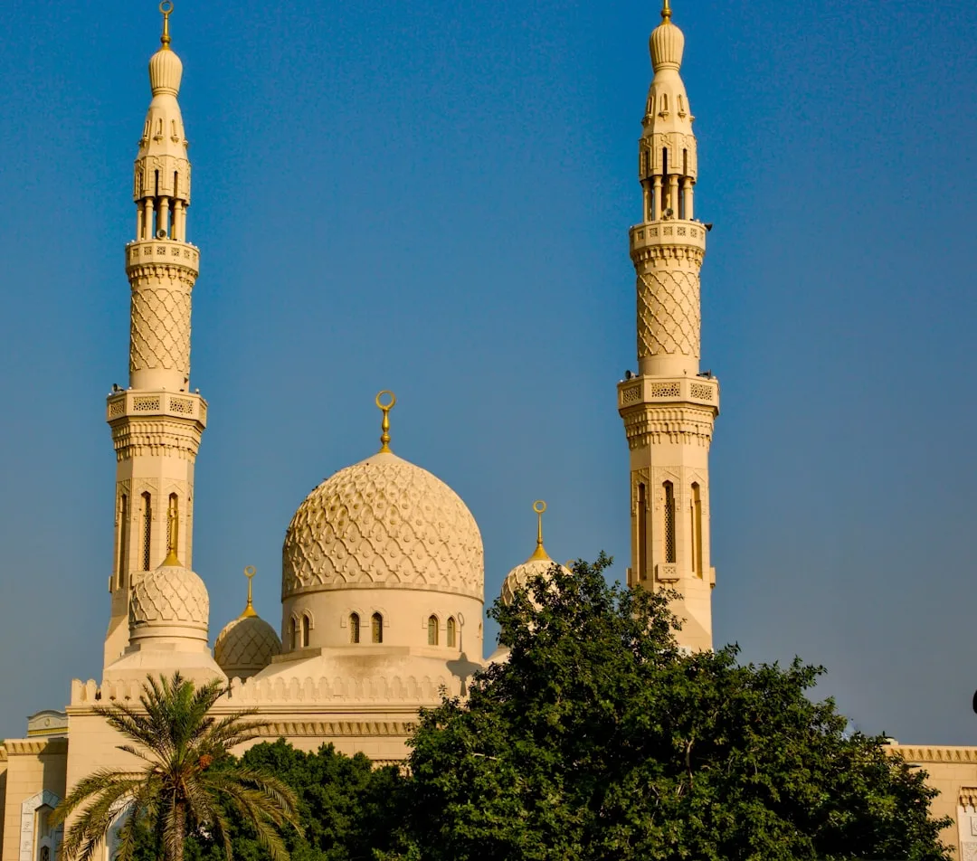 Jumeirah Mosque: návštěva jediné mešity v Dubaji otevřené turistům Detail kopule a minaretů Jumeirah Mosque v teplém světle pozdního odpoledne