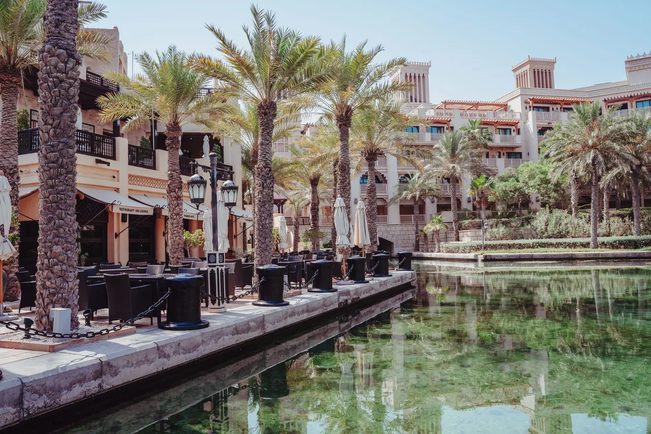 Jumeirah v Dubaji: Pláže, Vily a Madinat Jumeirah Kanál se súkem a palmami v letovisku Madinat Jumeirah