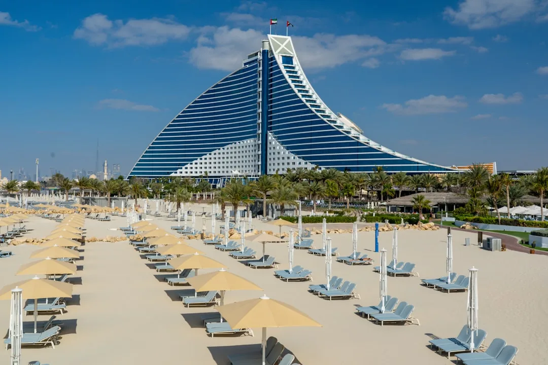 Jumeirah v Dubaji: Pláže, Vily a Madinat Jumeirah Řady lehátek a slunečníků na veřejné pláži v Jumeirah