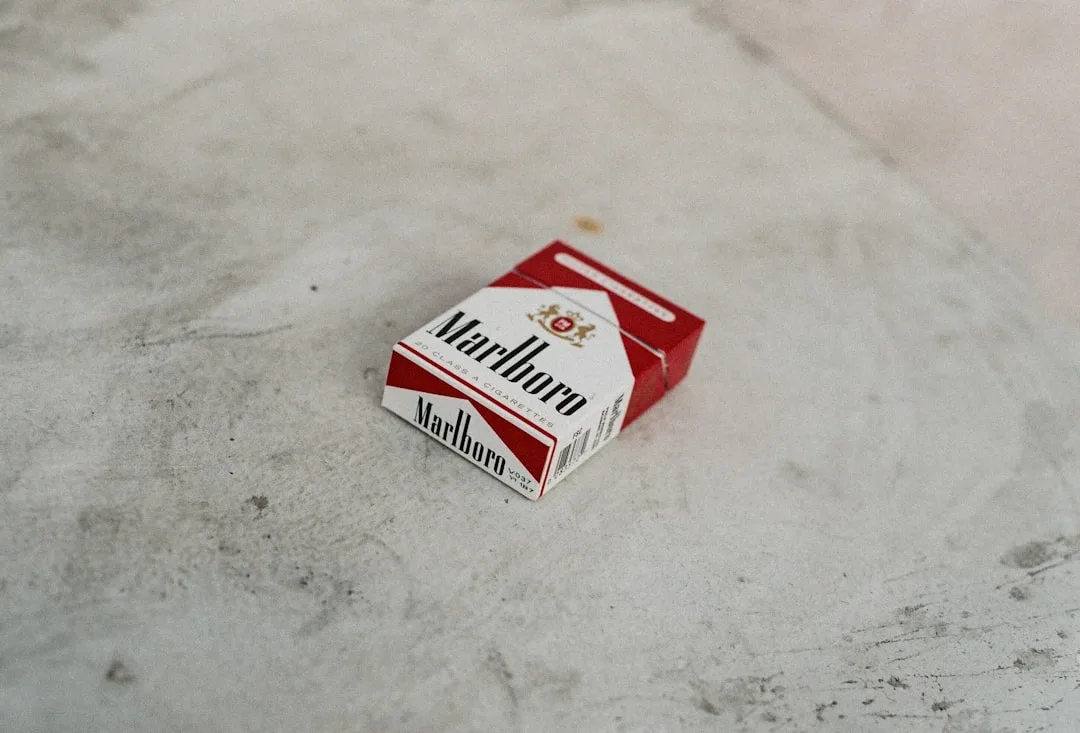 Kouření v Dubaji: Pravidla pro Cigarety, Vaping a Shishu Krabička cigaret značky Marlboro na stole