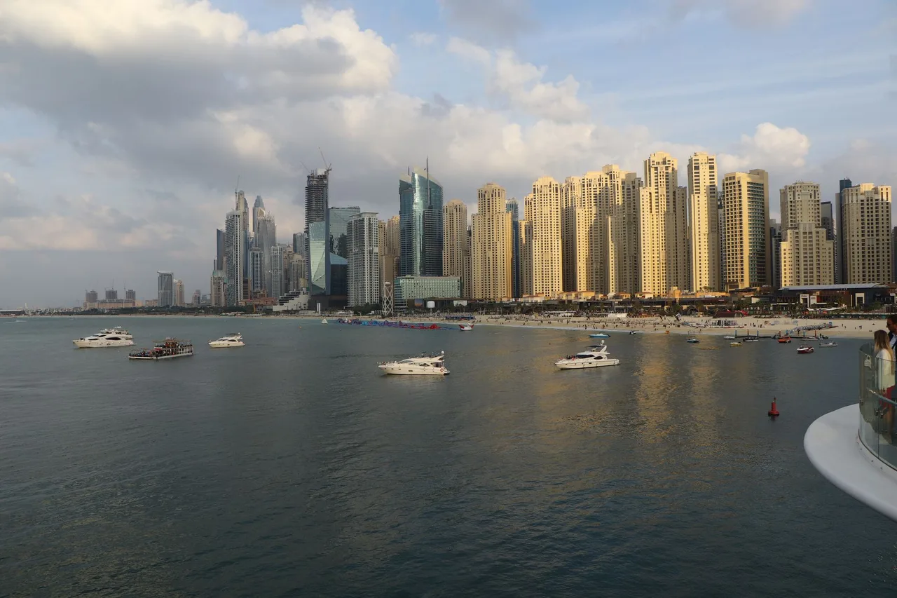 Náklady na Koupi Nemovitosti v Dubaji: DLD a Poplatky Panorama Dubai Marina s mrakodrapy a jachtami u vody za denního světla