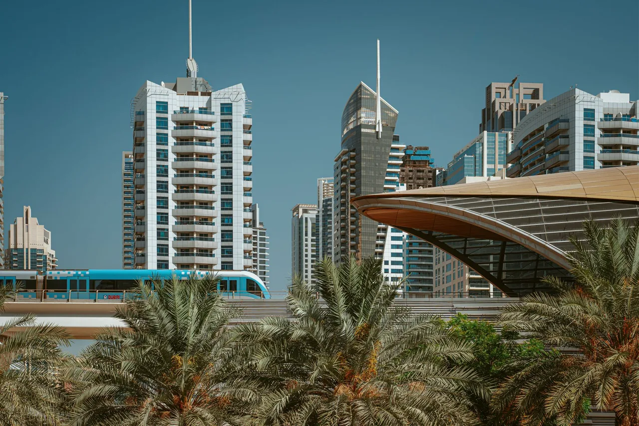 Nol Karta v Dubaji: Jak Ji Koupit a Používat Souprava metra projíždí kolem palem a mrakodrapů v Dubaji