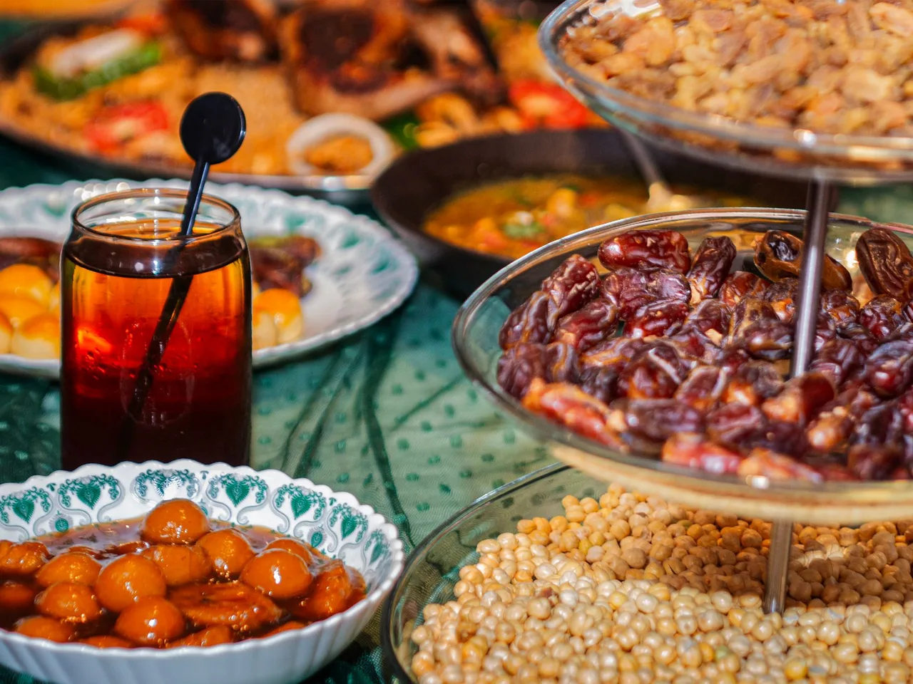 Prostřený iftarový stůl s datlemi, sladkostmi a ovocnou šťávou během ramadánu