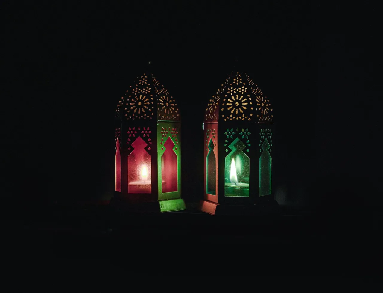 Rozsvícené tradiční ramadánové lucerny v teplém večerním světle