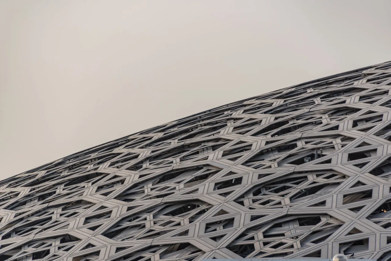 Detail geometrického vzoru perforované kupole Louvre Abu Dhabi