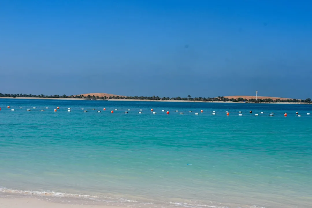 Tyrkysová voda a bílý písek pláže na Saadiyat Islandu v Abú Zabí