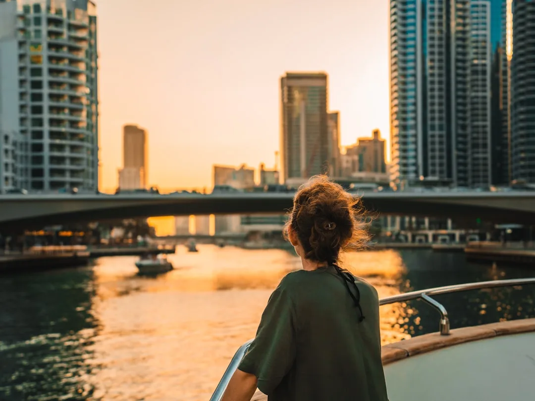 Výhled z lodi na mrakodrapy Dubaje při západu slunce