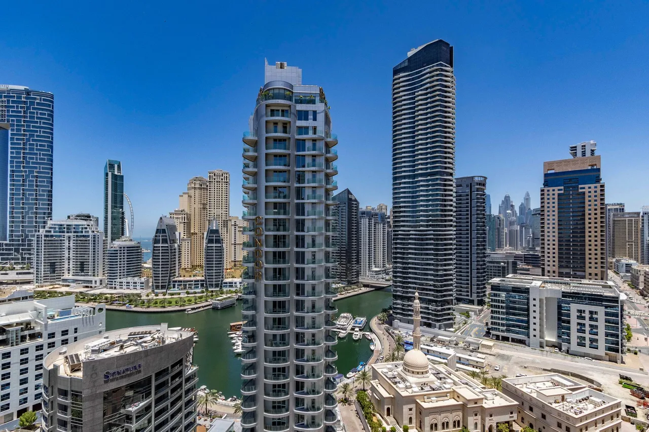 Výnosy z Pronájmu Nemovitosti v Dubaji: Reálná Čísla Husté mrakodrapy Dubai Marina za jasného dne, typická lokalita pro krátkodobý pronájem