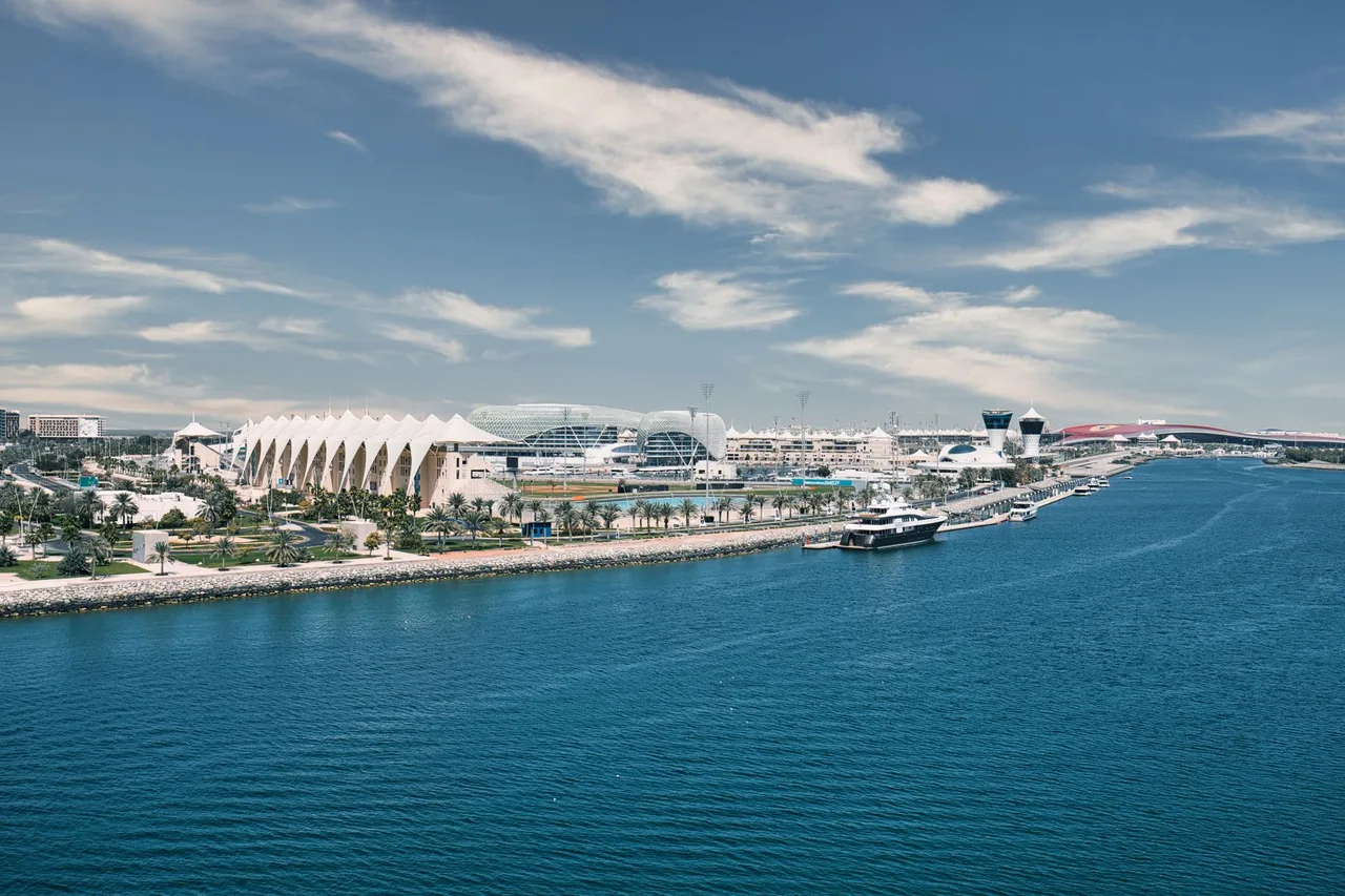 Yas Island v Abú Zabí: Ferrari World a zábavní parky Pobřežní promenáda Yas Islandu s Etihad Arénou a jachtami v marině