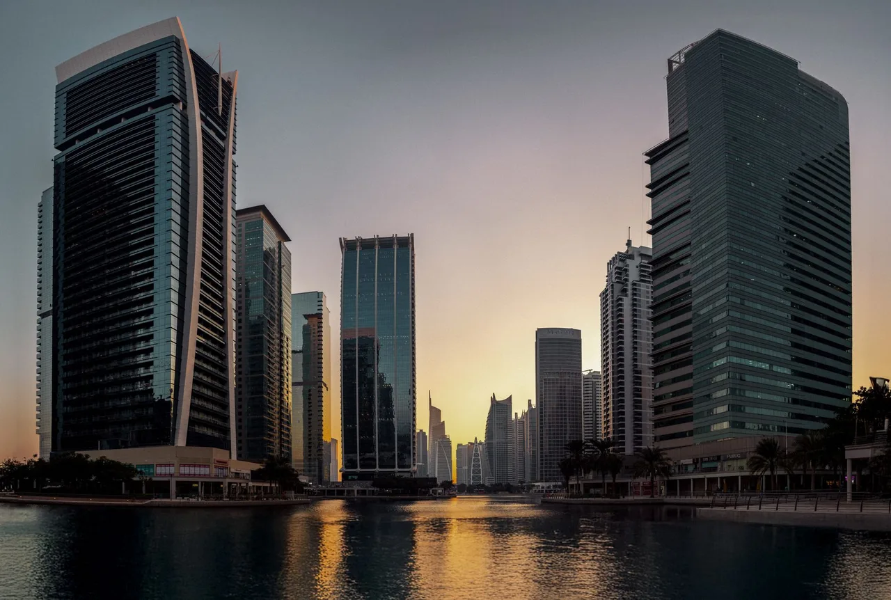 Firma ve free zone v Dubaji: založení, ceny a daně Mrakodrapy Jumeirah Lakes Towers při západu slunce, kde sídlí svobodná zóna DMCC